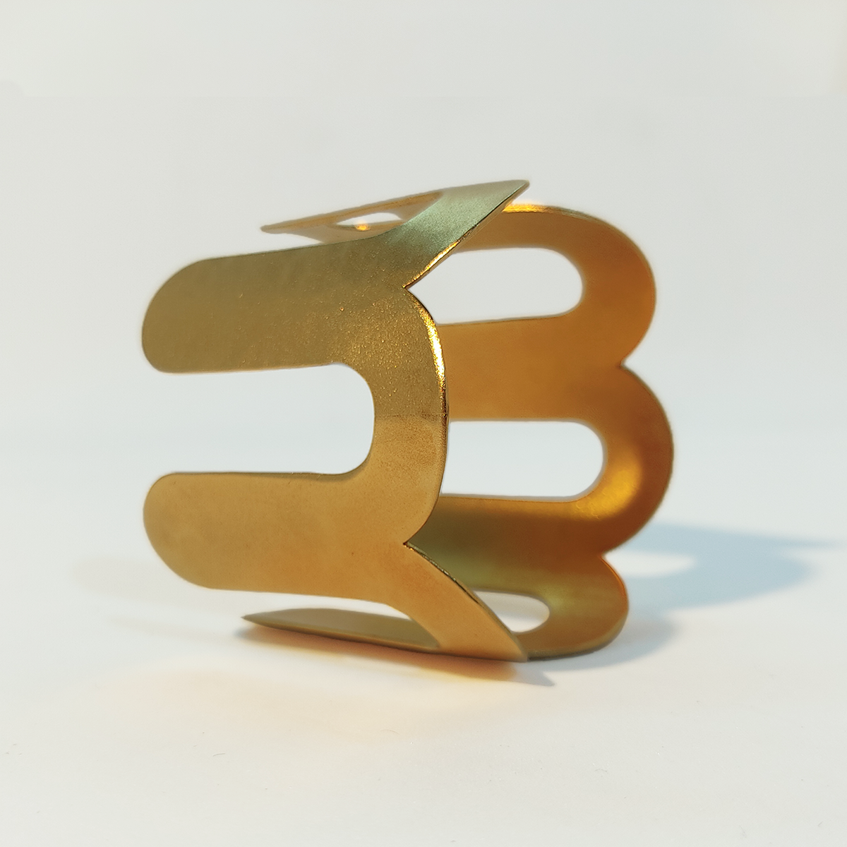 Bijou de table doré