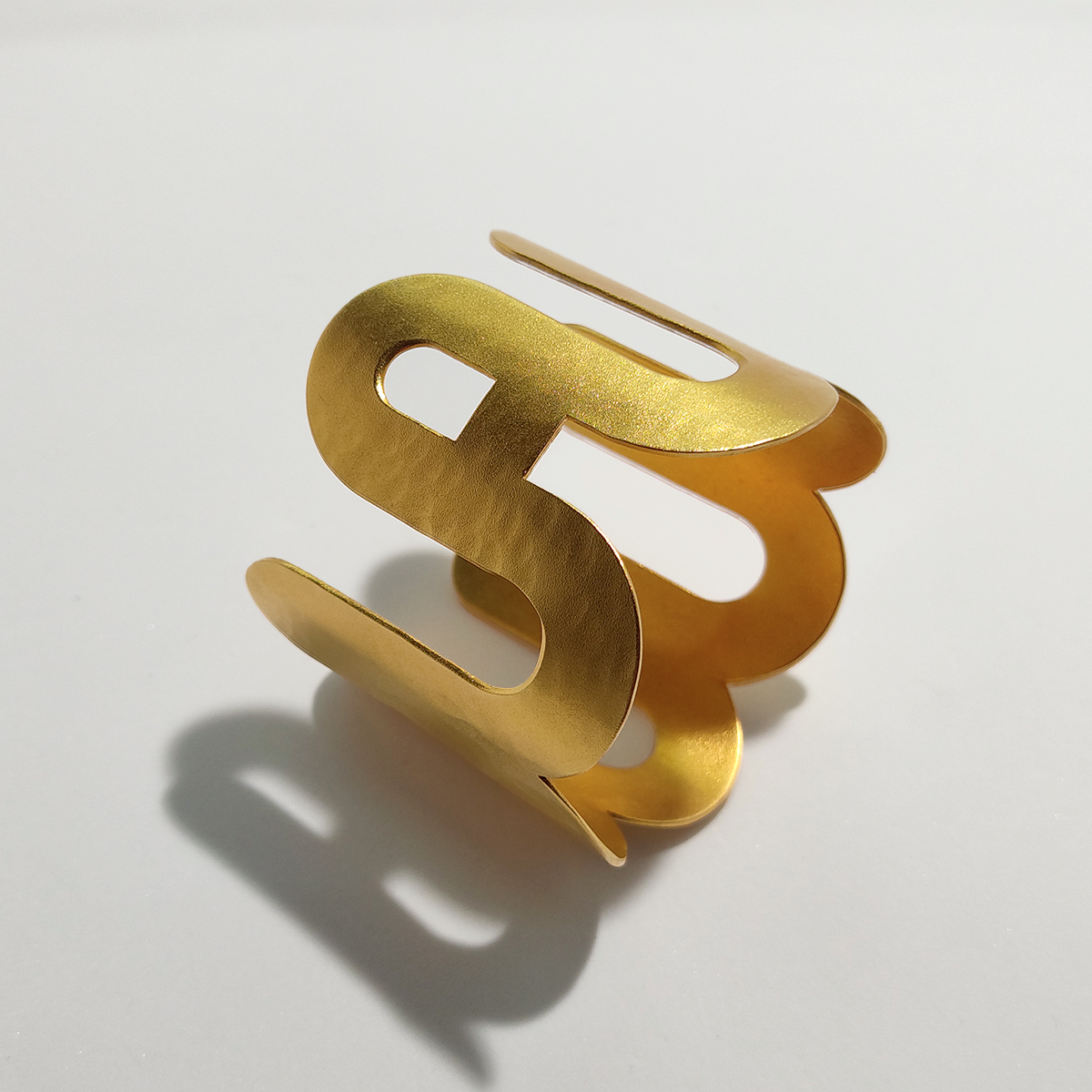 Bijou de table doré