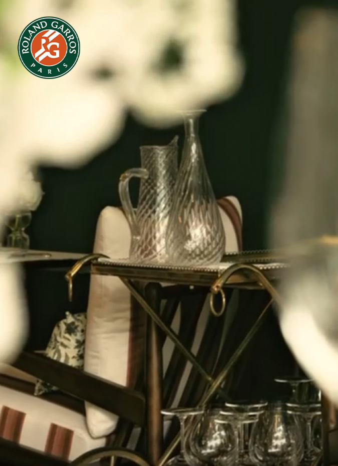 Carafe en verre soufflé artisanal design, création Waww La Table pour Roland Garros, arts de table haut de gamme