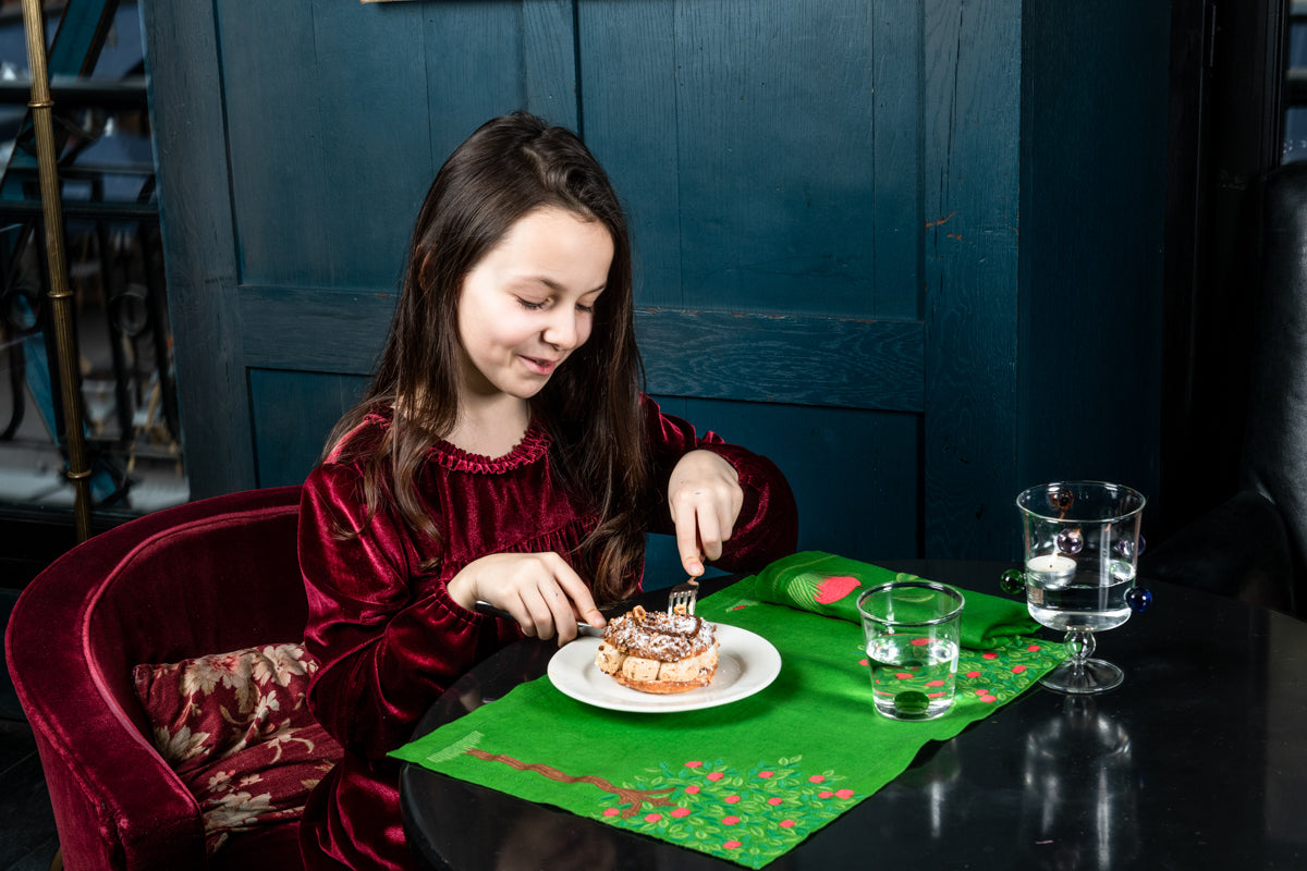 Jeune fille mangeant une patisserie sur un set de Mlle Aurélie Bidermann exclusif pour Waww